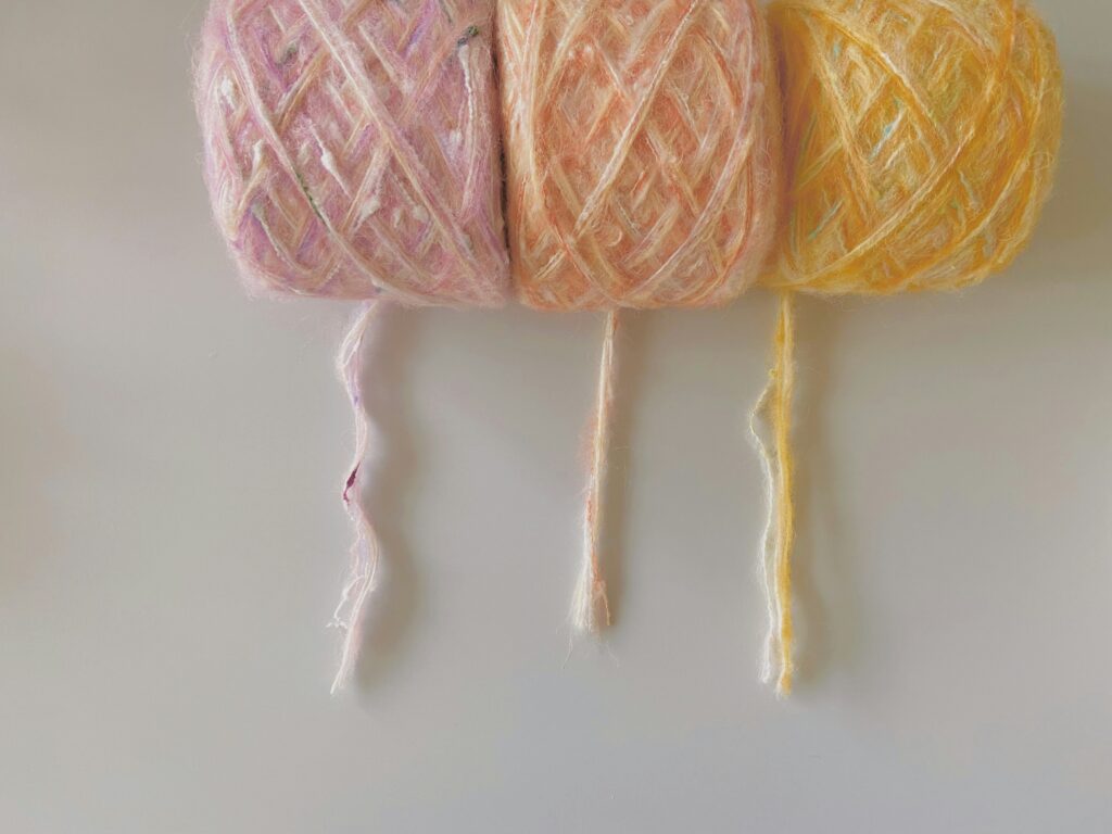 ピンク・オレンジ・黄色のふわふわモヘア毛糸
