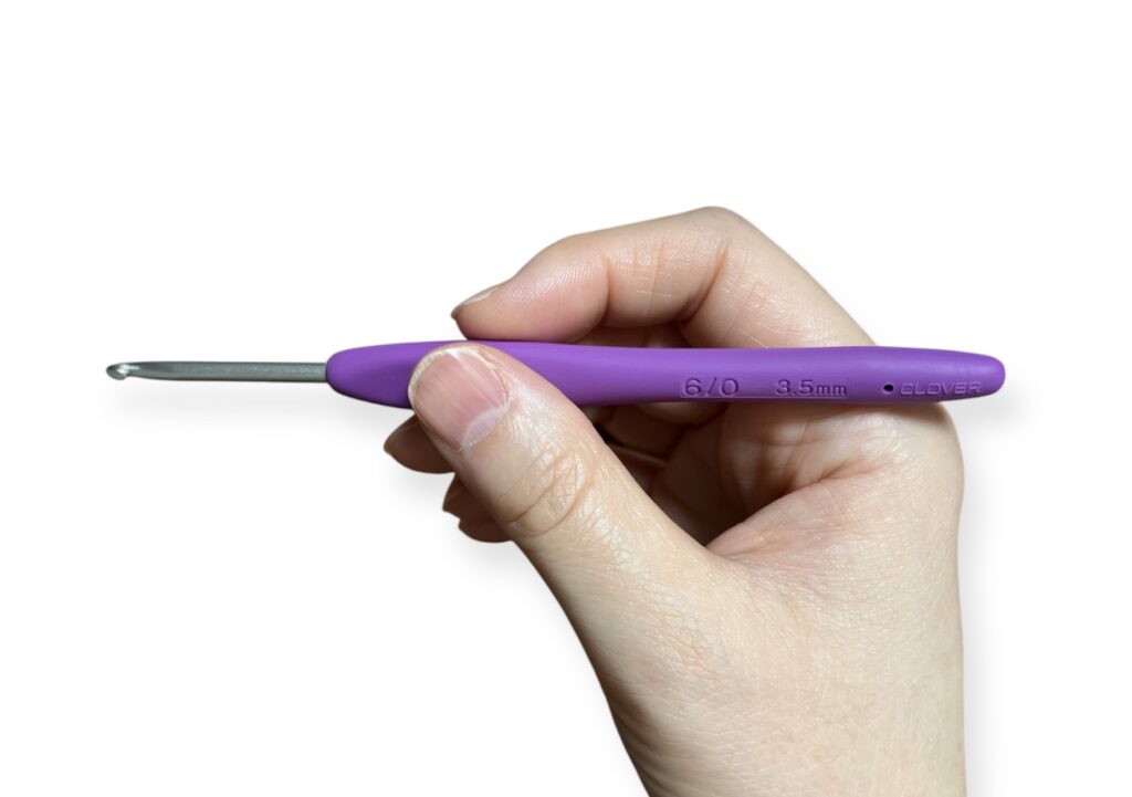 かぎ針をペン持ちで持ってる横から見た画像