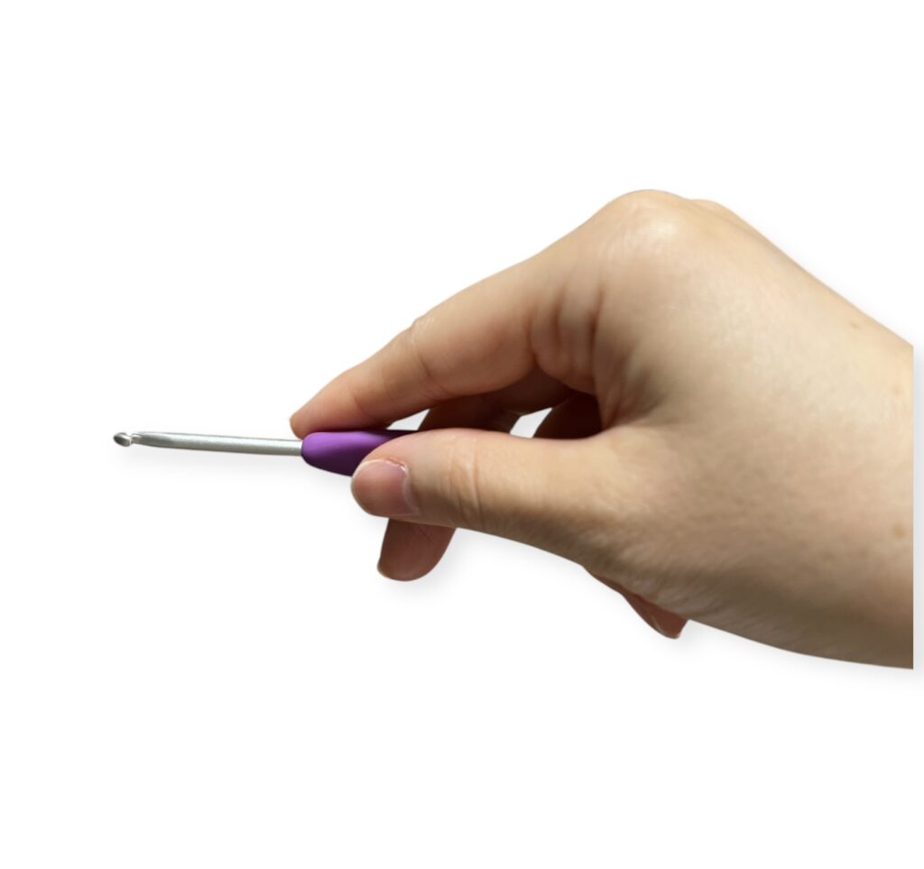 かぎ針の持ち方、ナイフ持ちを横から見た画像