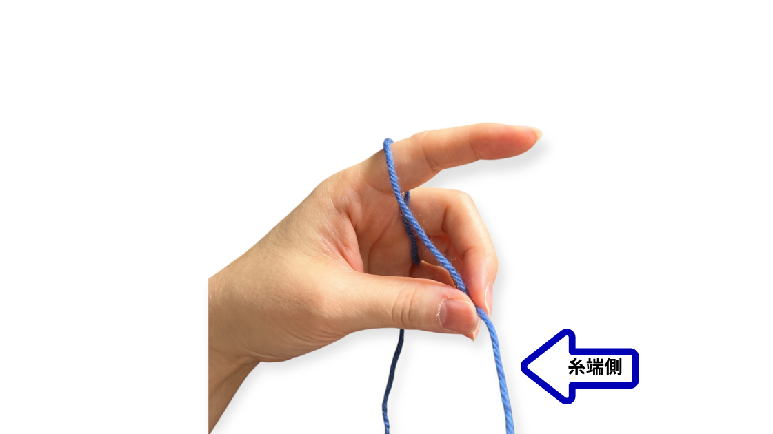 人差し指を軽く下げて糸が緩んでいる状態を横から見た画像