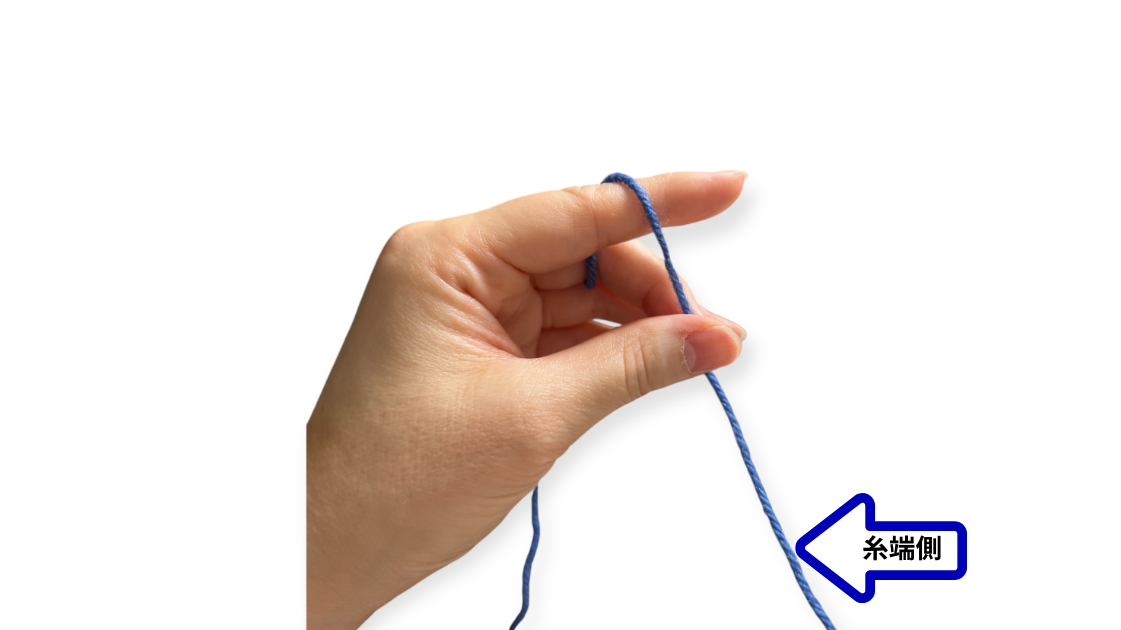 わたし(AmiYuru)の糸の持ち方を横から見た画像