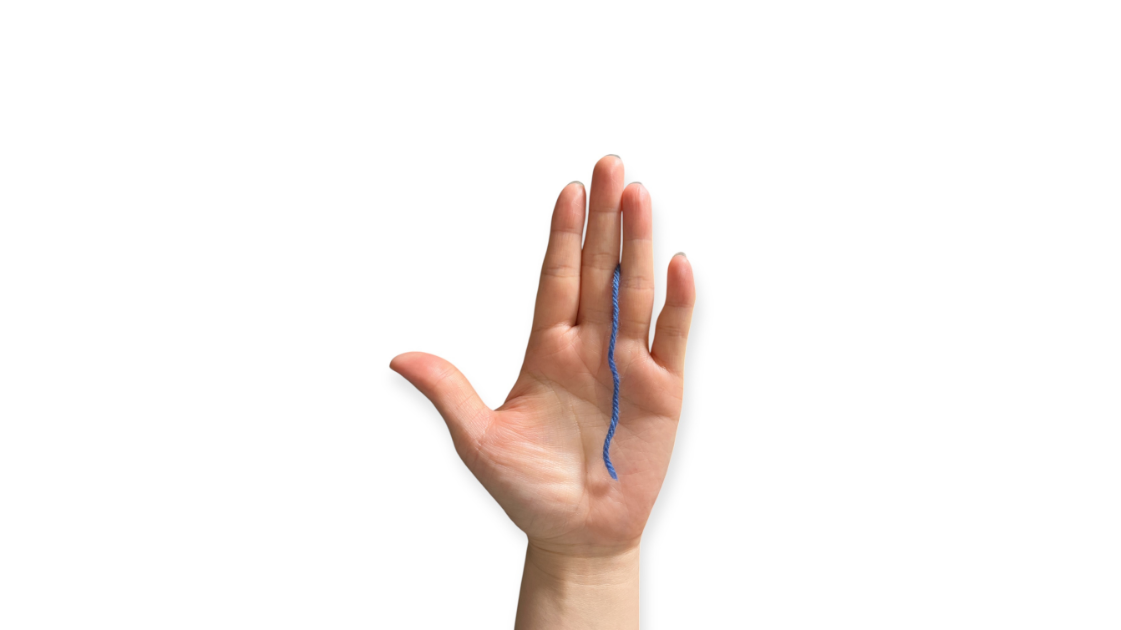 わたしの糸の持ち方ポイント1：中指と人差し指の間に糸をはさんだ正面から見た画像
