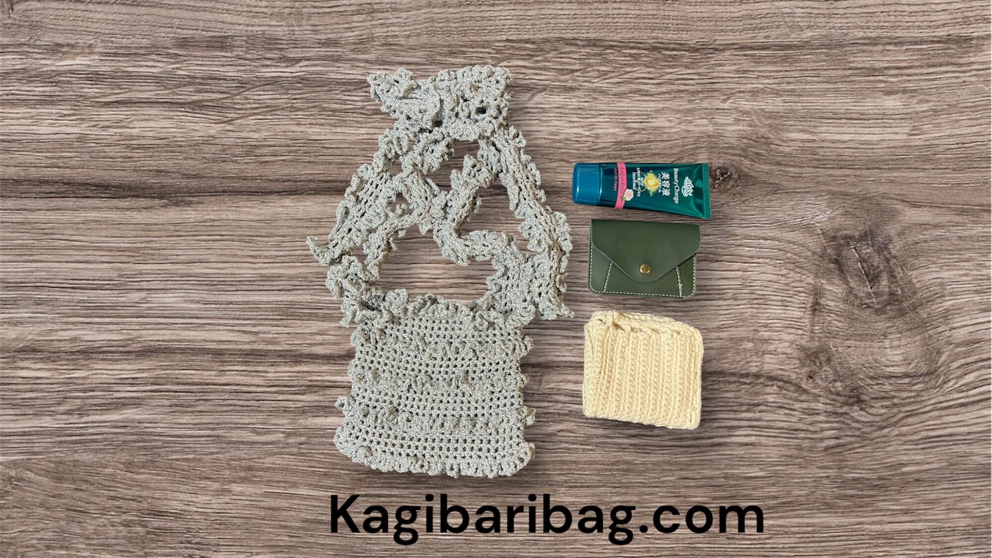 ラメメッシュフリルバッグにハンドクリーム・ミニ財布・ハンカチ：スマホを入れる前の画像