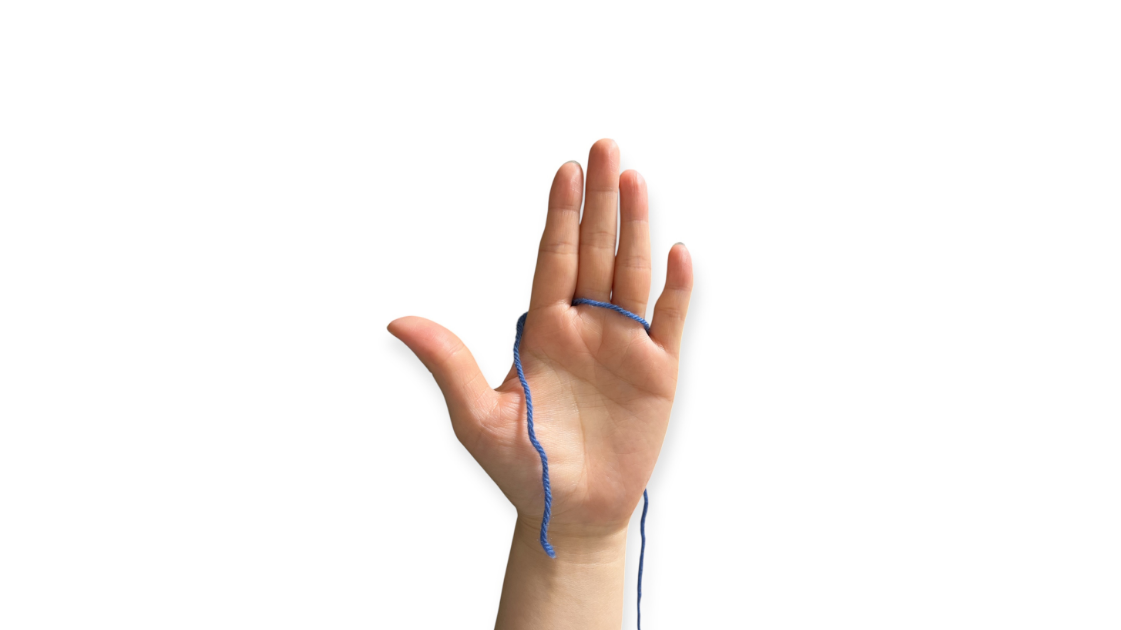 薬指と中指の手のひら側に沿わせて人差し指にかけた正面からの画像