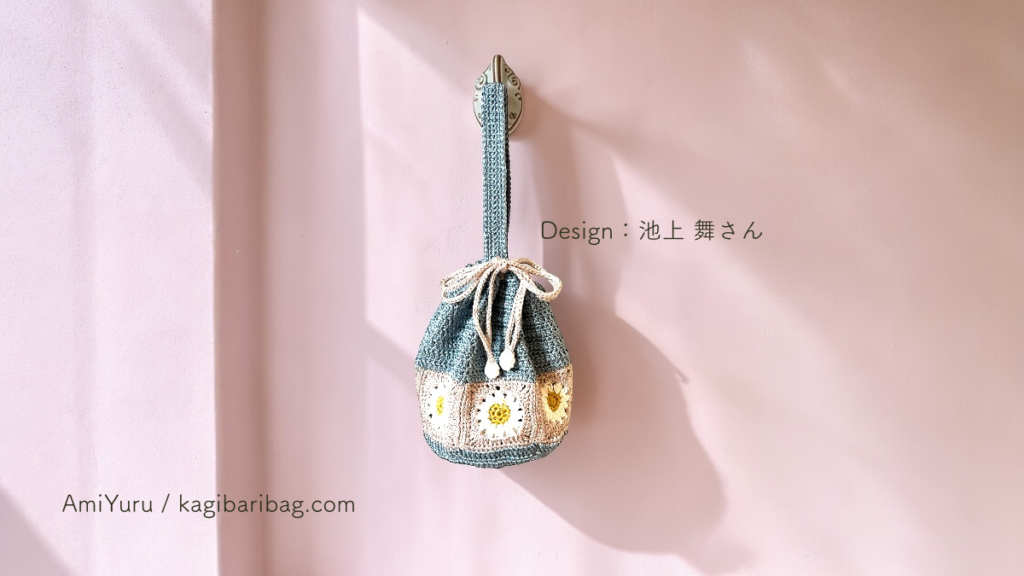 マーガレットのグラニースクエアバッグ。春らしいピンク色背景の画像