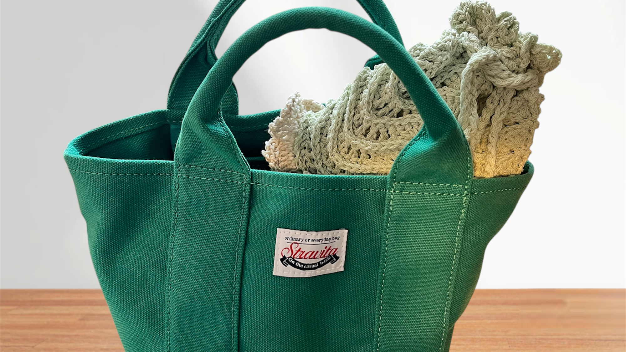 緑色のバッグとミント色のポーチ